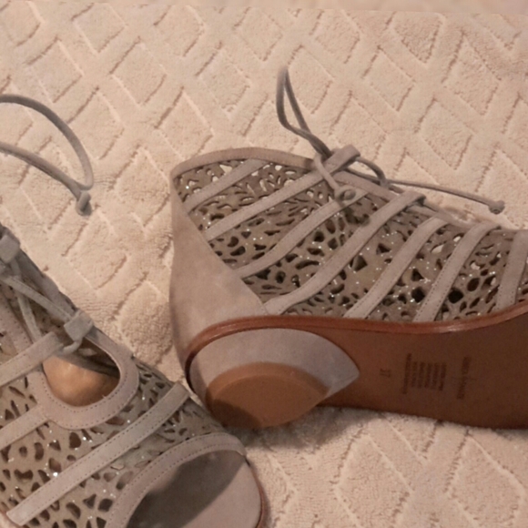 Rebeca Sanver gray leather laser - cut booties - Picture 3 of 7